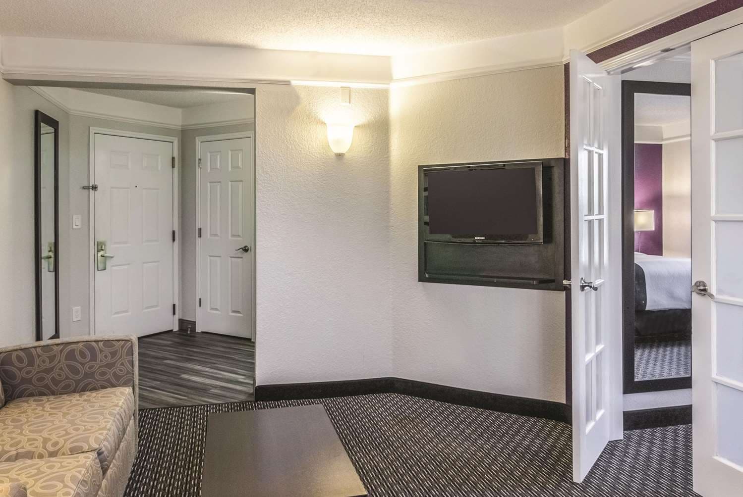 La Quinta Inn & Suites by Wyndham Orlando Airport