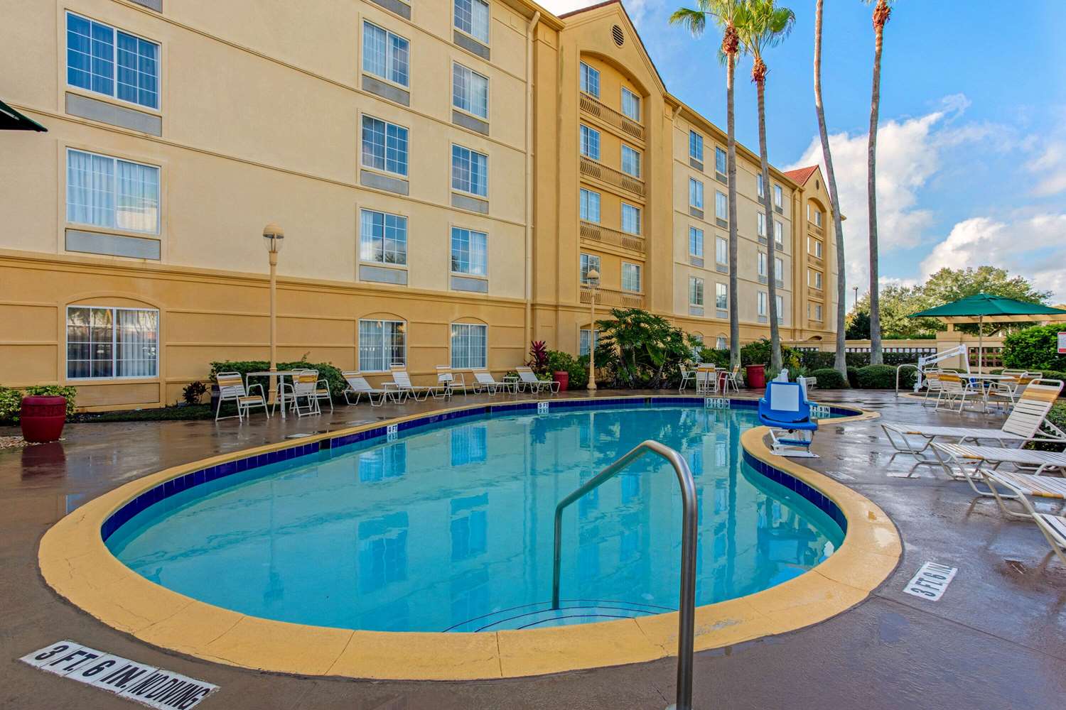 La Quinta Inn & Suites by Wyndham Orlando Airport