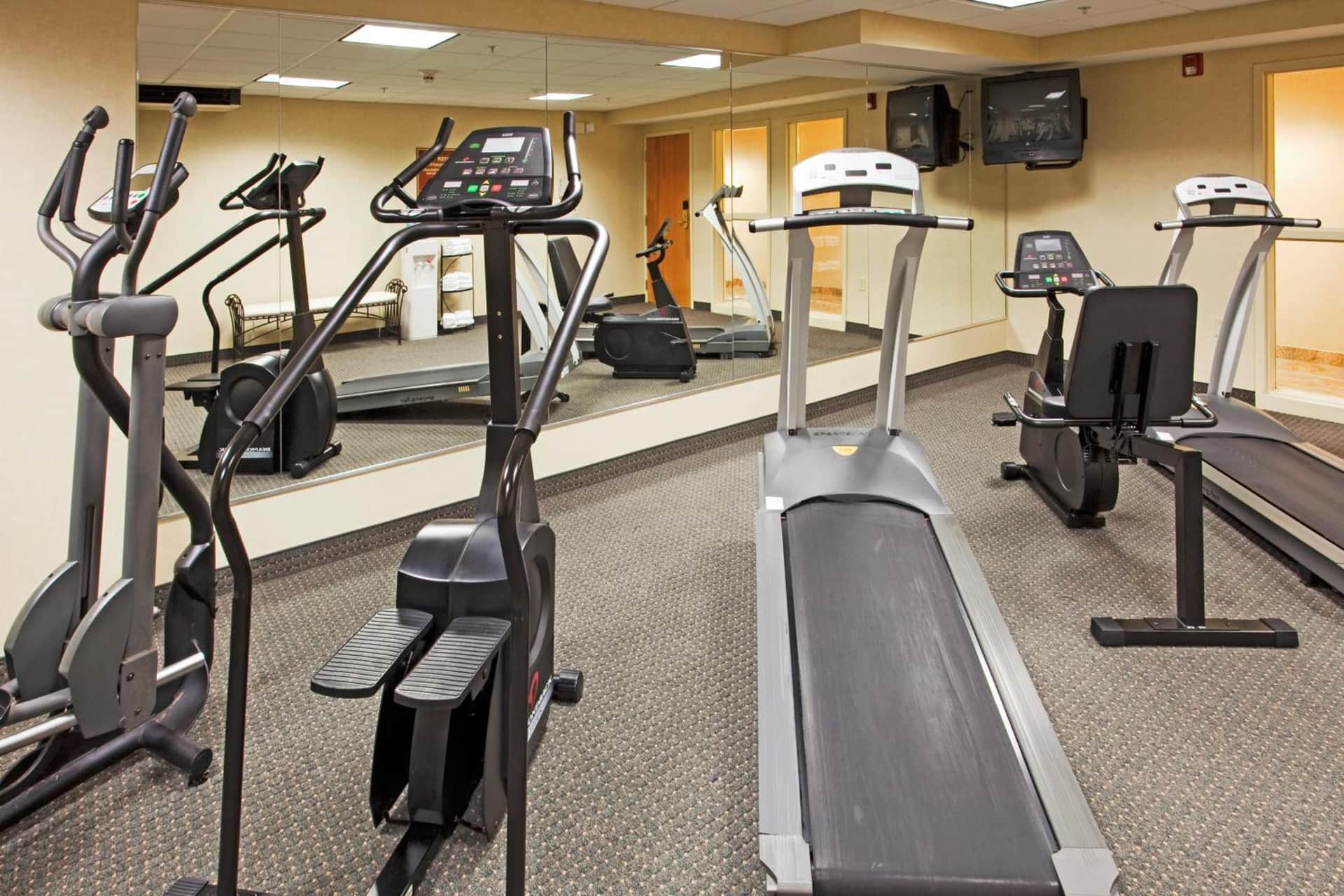 Holiday Inn Express & Suites Boston - Marlboro