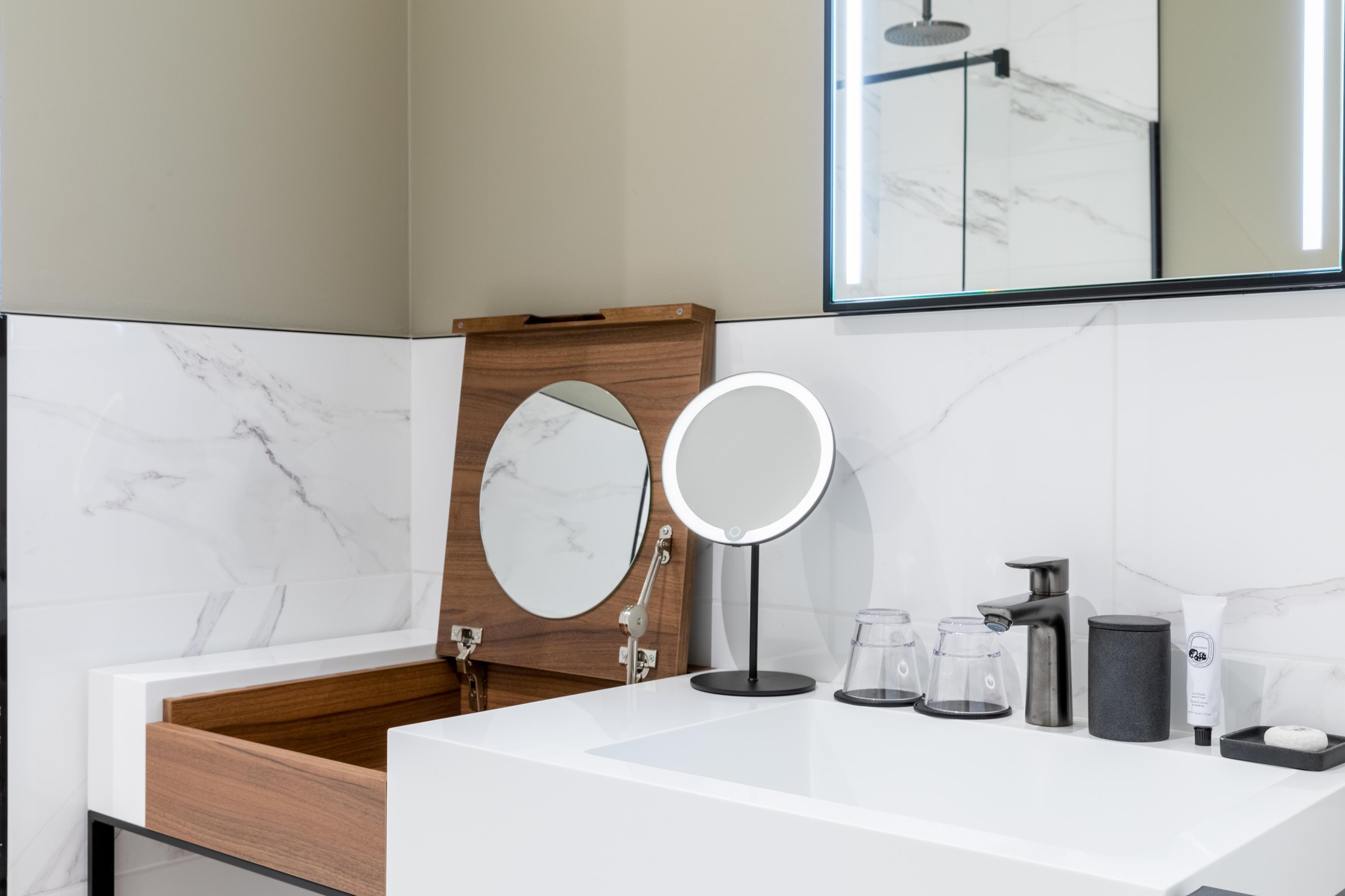 Sapphire House Antwerp, Autograph Collection