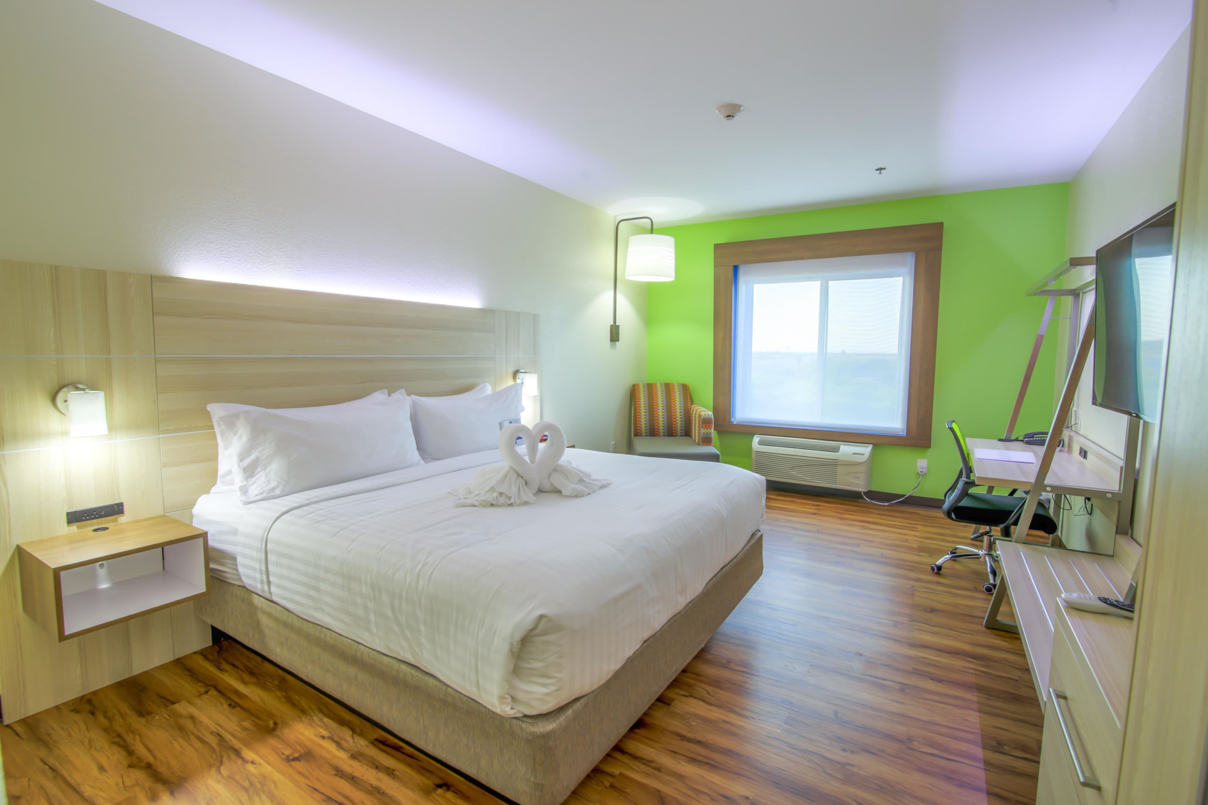 Holiday Inn Express & Suites Raymondville, an IHG Hotel