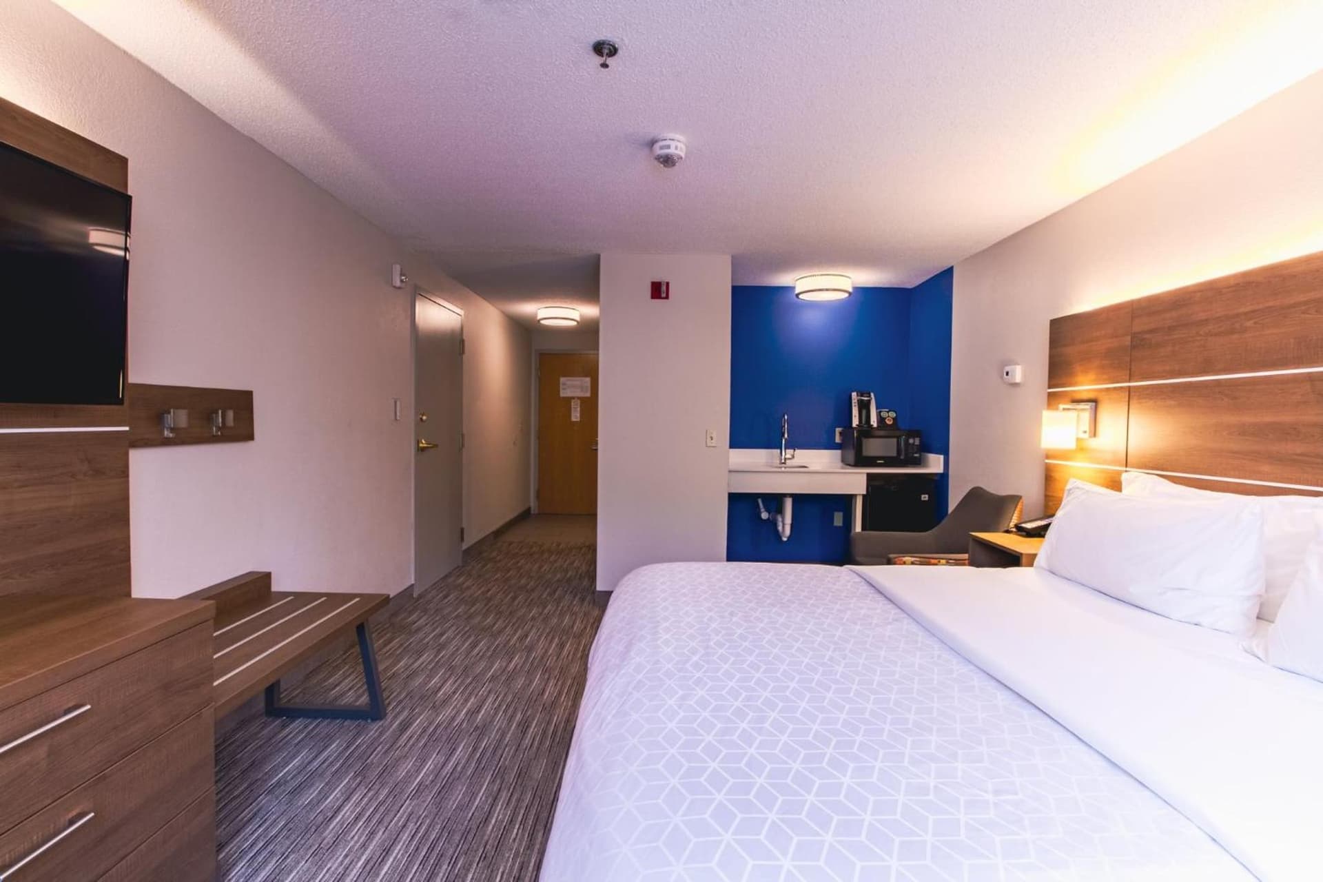 Holiday Inn Express & Suites - Lincoln East - White Mountains, an IHG Hotel
