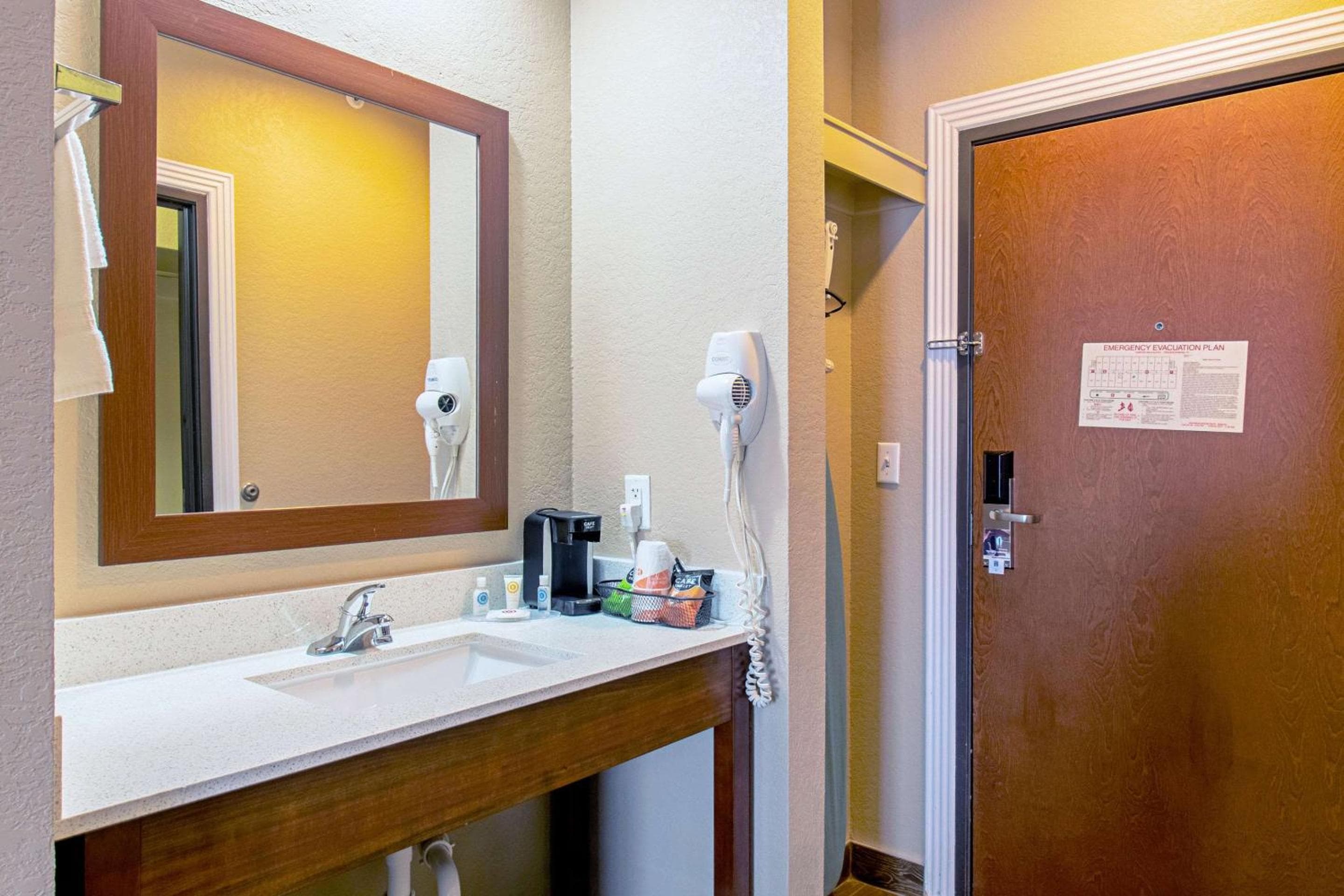 Comfort Inn & Suites and Suites Fredericksburg