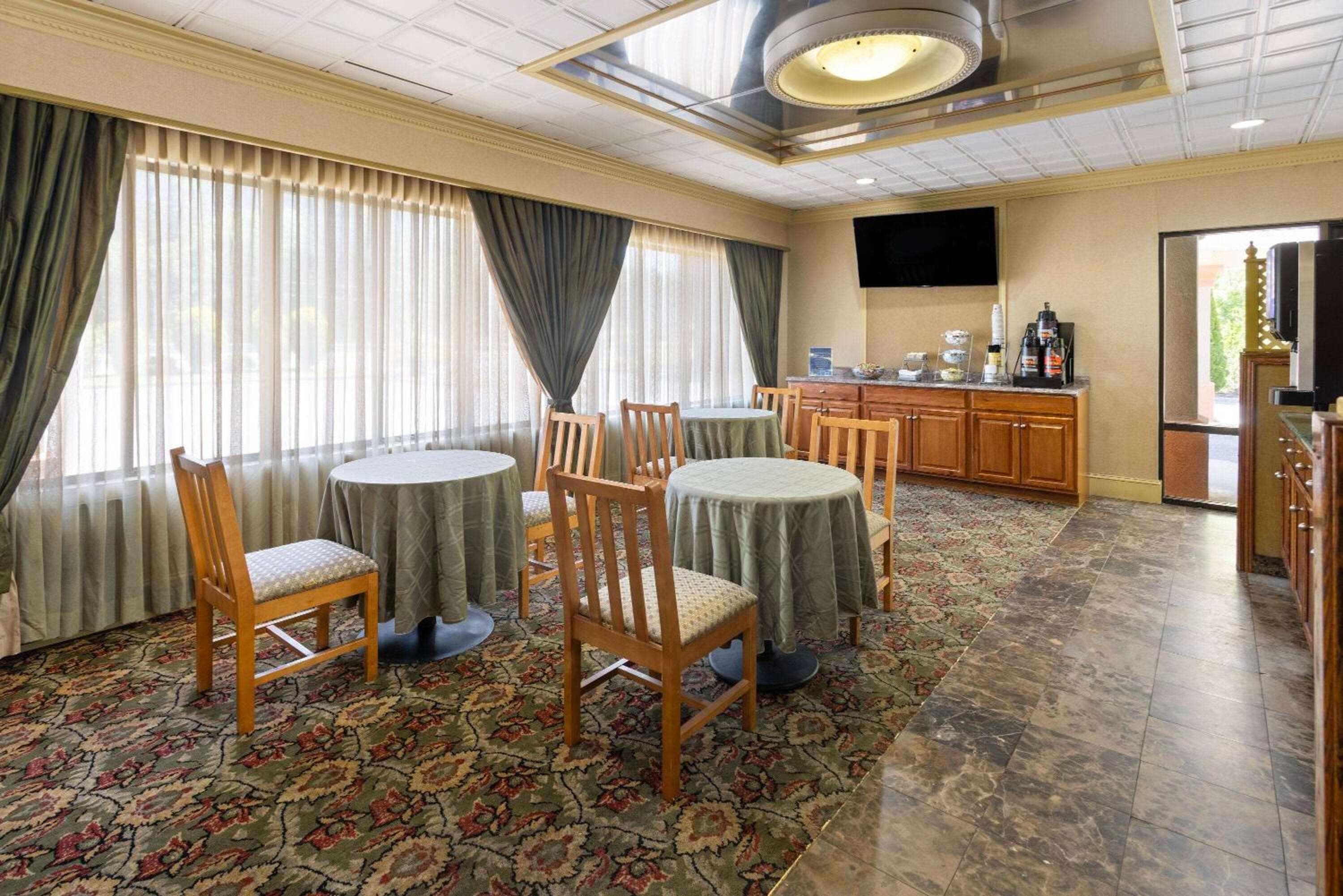 Howard Johnson by Wyndham Galloway Atlantic City Area