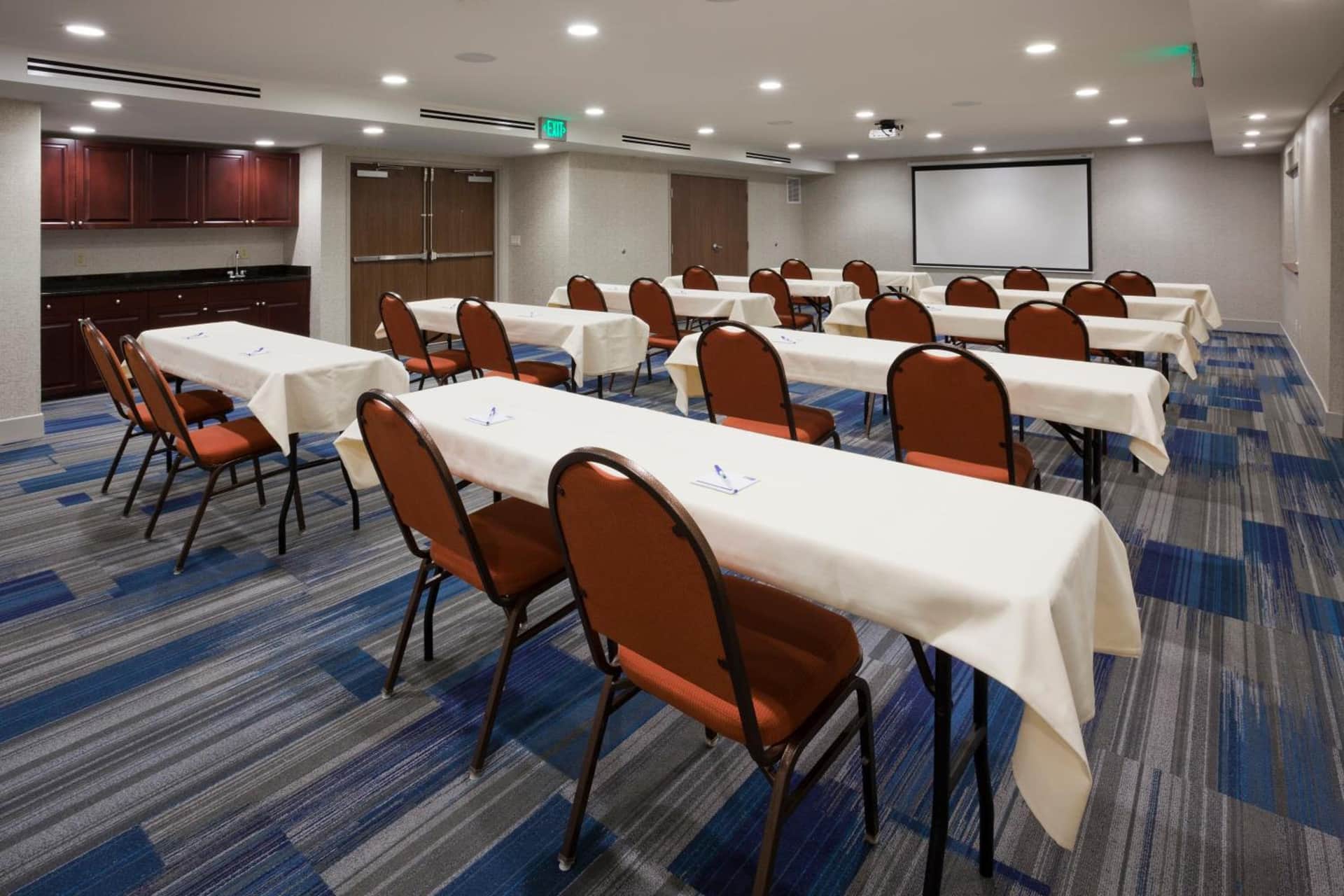 Holiday Inn Express & Suites Minneapolis (Golden Valley)