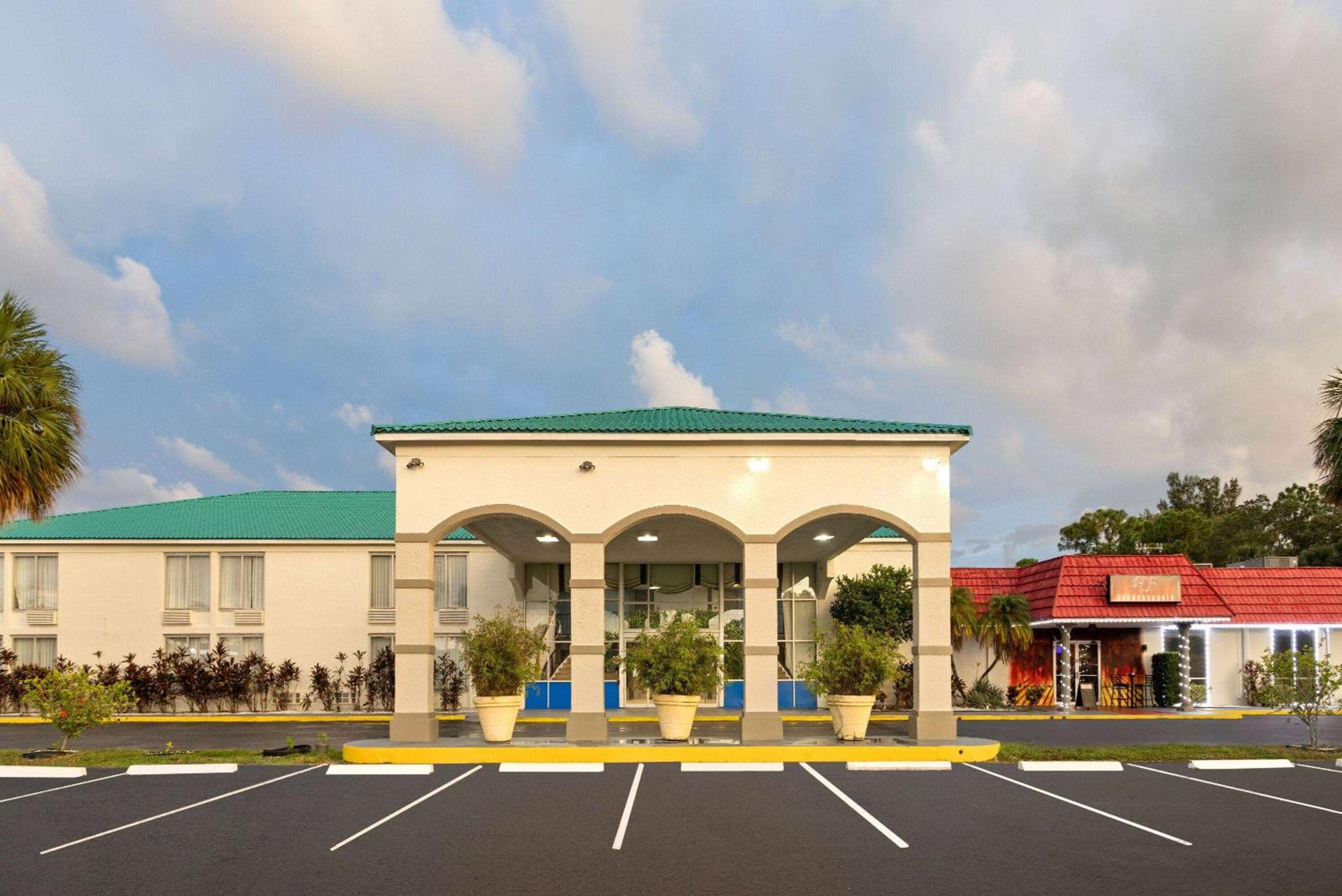 Days Inn & Suites by Wyndham Fort Pierce Midtown