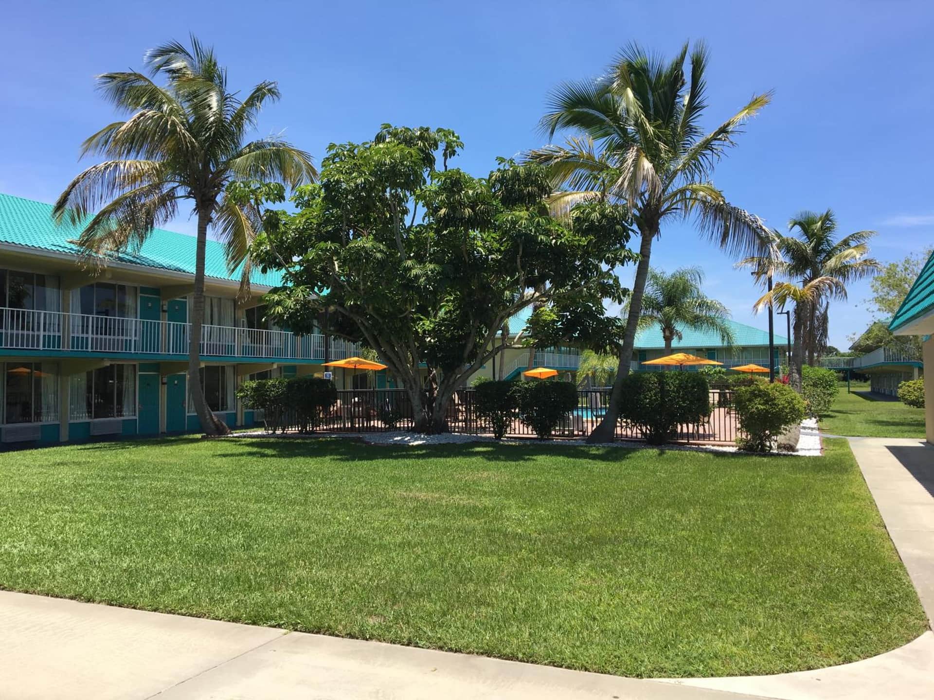 Days Inn & Suites by Wyndham Fort Pierce Midtown