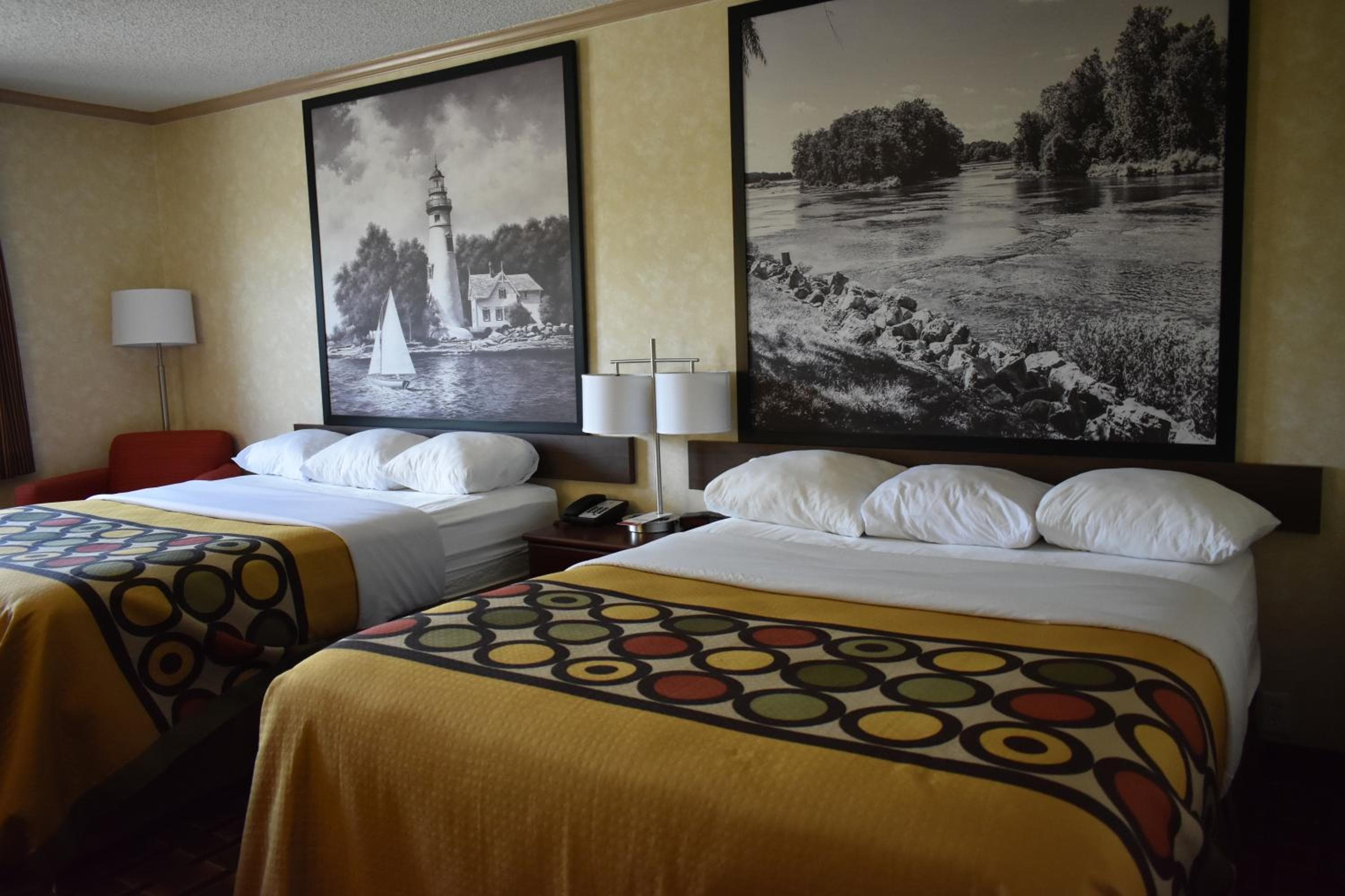 Super 8 by Wyndham Maumee Perrysburg Toledo Area