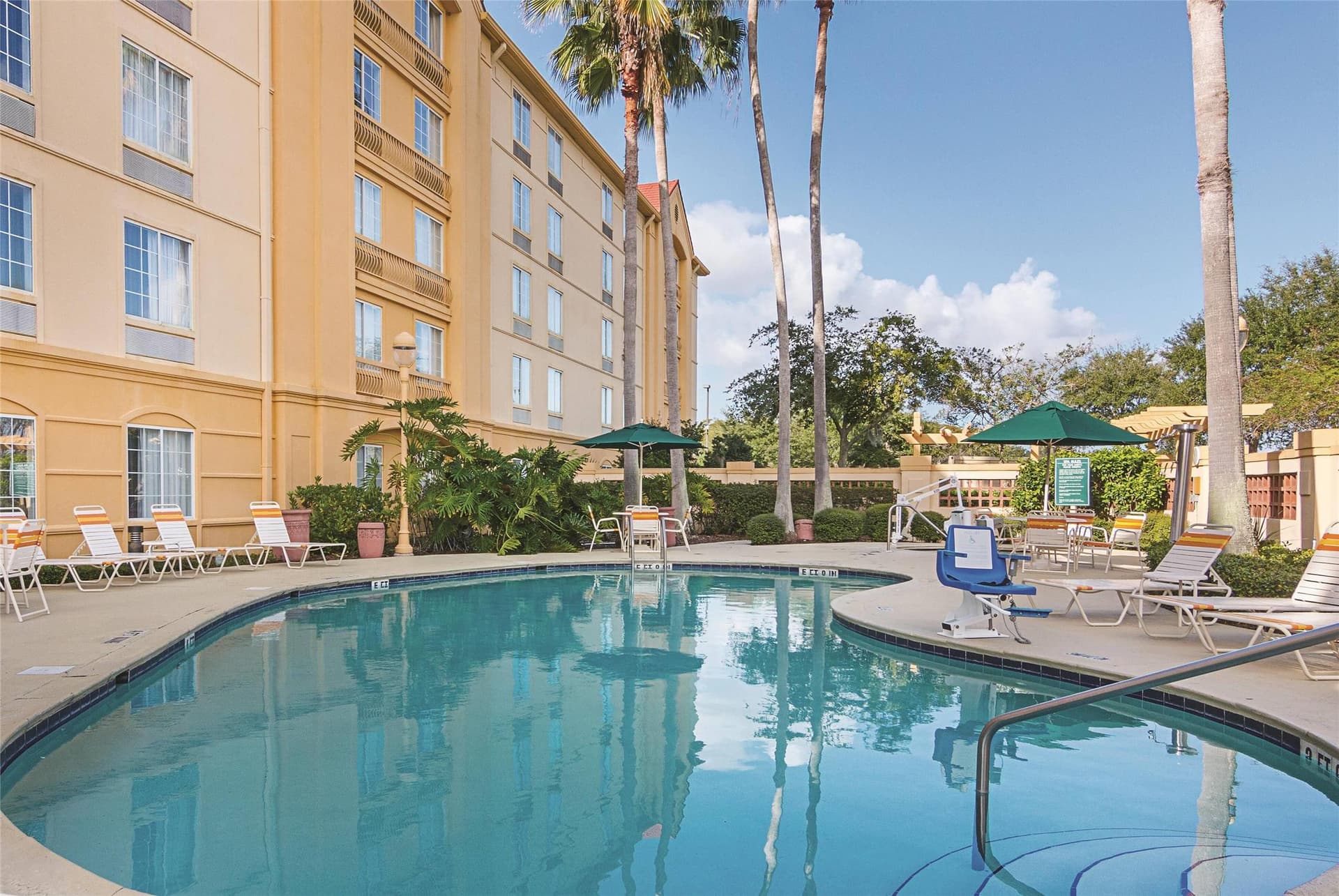 La Quinta Inn & Suites by Wyndham Orlando Airport
