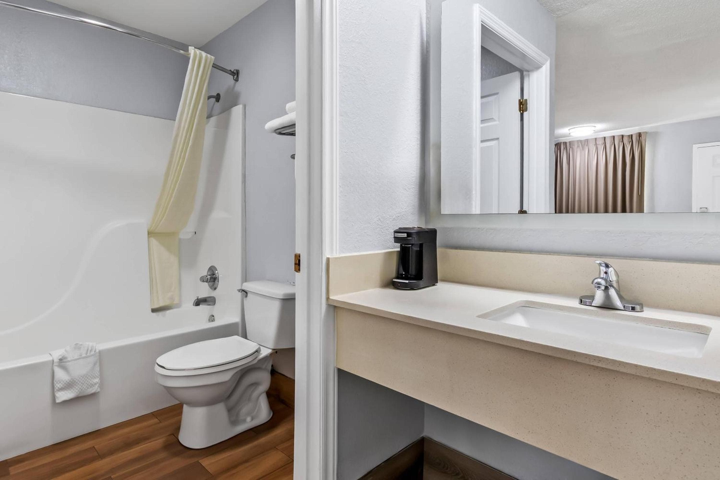 Econo Lodge Inn & Suites Cayce I-26 Airport