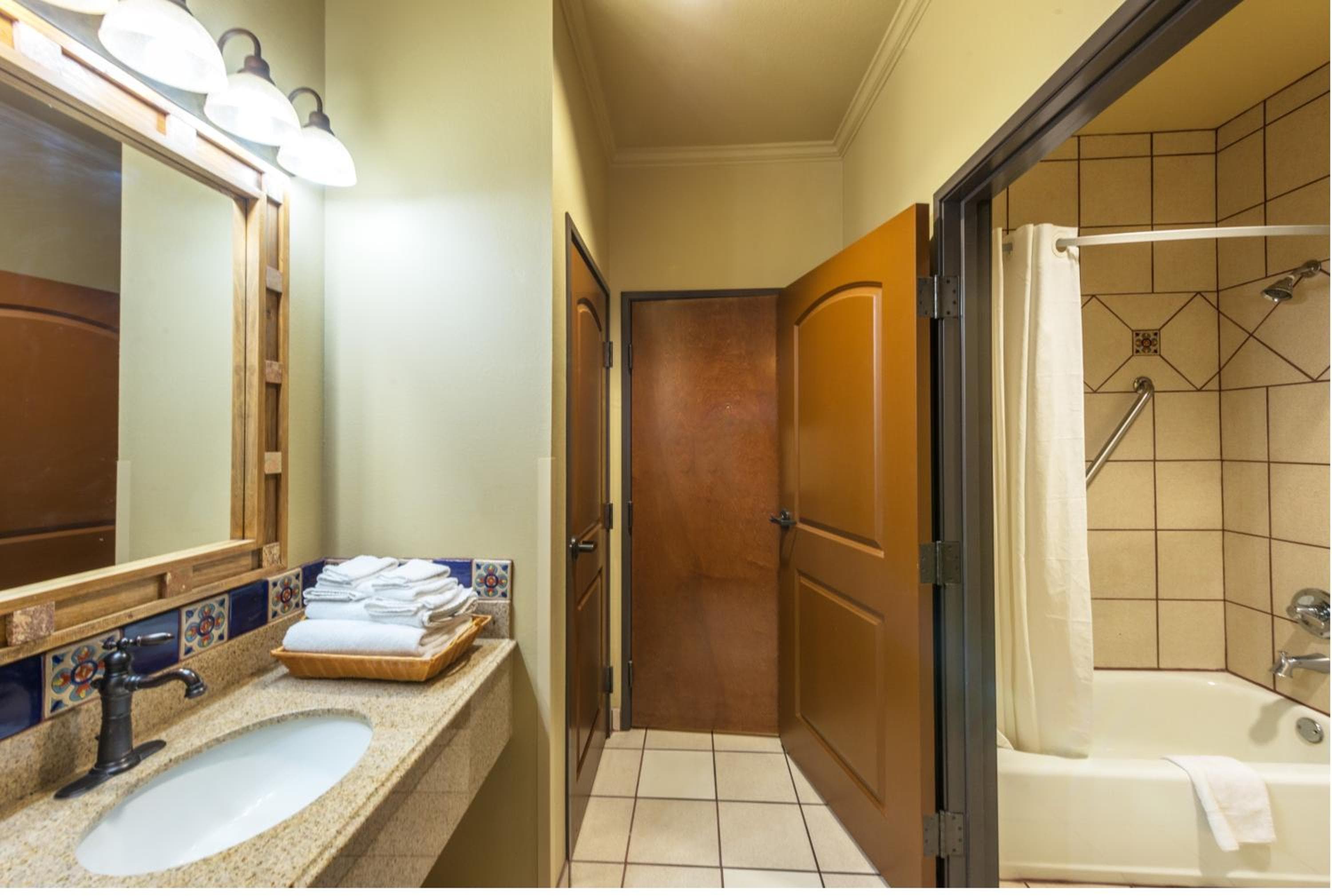 La Hacienda Inn near Alamodome & Riverwalk