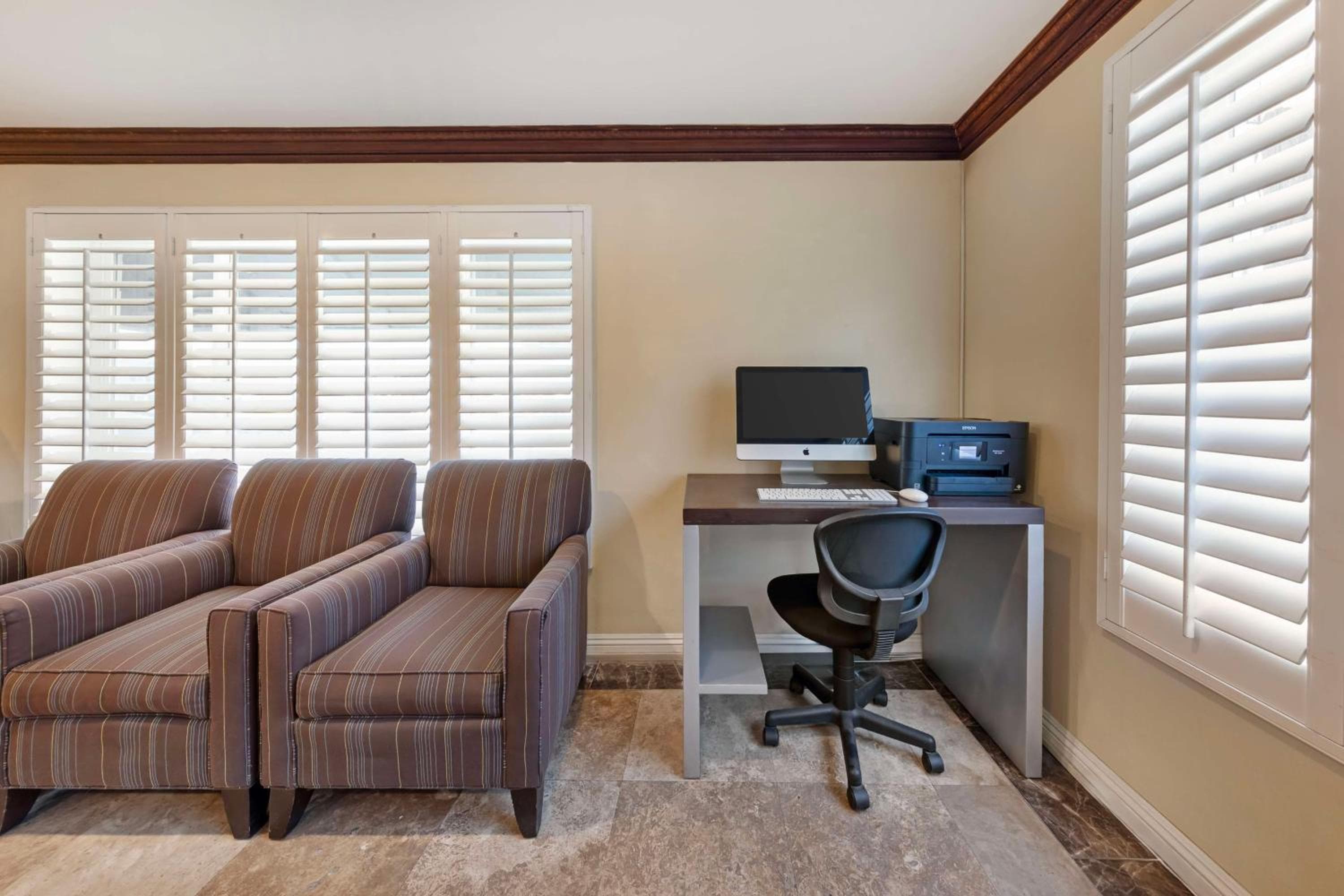 Best Western Harbour Inn & Suites Huntington - Sunset Beach